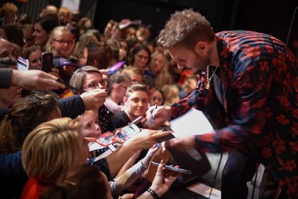 Petite séance de dédicaces improvisée lors du Concert Super Privé Chérie FM de Matt Pokora