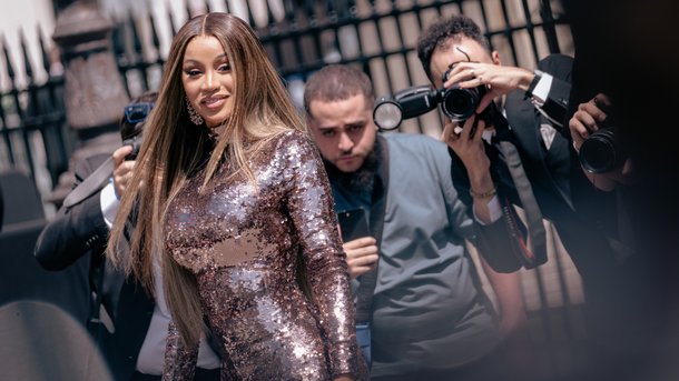 Cardi B félicite les paparazzi français et tacle les américains