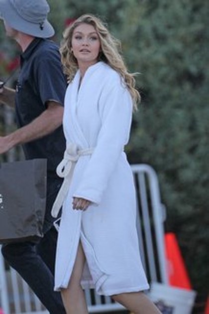 Gigi Hadid sur le tournage du nouveau clip de Calvin Harris à Malibu
