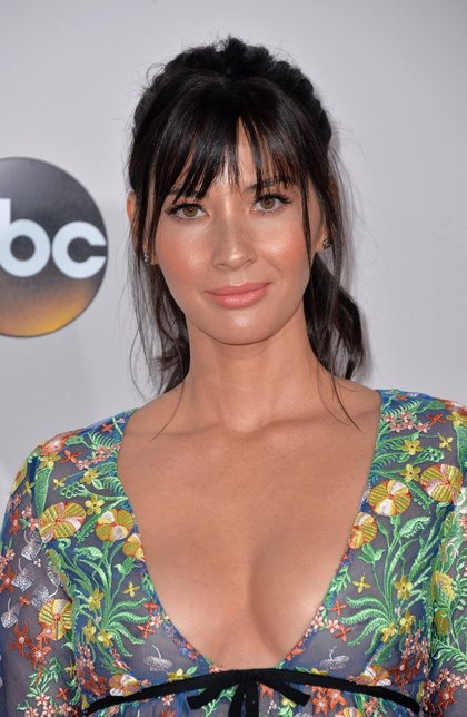 Olivia Munn - American Music Awards 2016