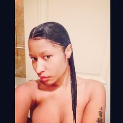 Nicki Minaj topless dans sa salle de bain !