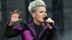 Pink: son jet privé s'embrase après un atterrissage d'urgence au Danemark