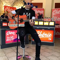 Pascal Obispo interprète quelques-uns de ses plus grands tubes en live.