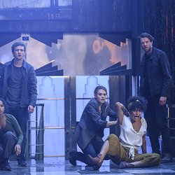 Zoey Davis (Taylor Russell), Ben Miller (Logan Miller), Rachel (Holland Roden), Brianna (Indya Moore) and Nathan (Thomas Cocquerel) dans le film "Escape Game  - Le Monde est un Piège"