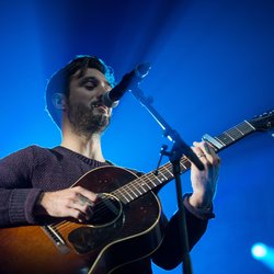 Jérémy Frérot offre un moment plein d'émotions à son public lors du Concert privé Pop Love de Trélazé.