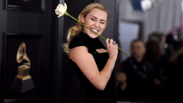 Selena Gomez, Ariana Grande, Miley Cyrus : comment expliquer le succès de celles qu'on appelle les "ex-act" ?