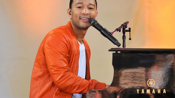 John Legend: petit concert surprise au piano de la gare St Pancras!