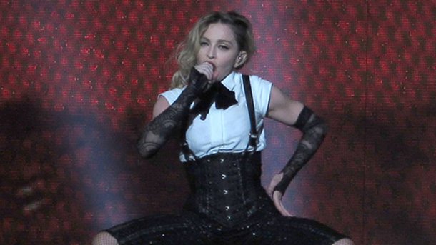 Madonna : dénude une fan sur scène!