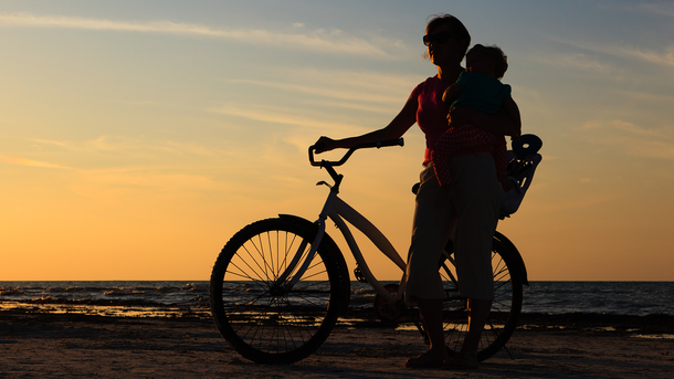 Les infos du Réveil Chérie : Une jeune maman part faire 1200 km à vélo avec son bébé de 10 mois