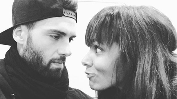 Shy’m: moment câlin devant la télé avec Benoit Paire