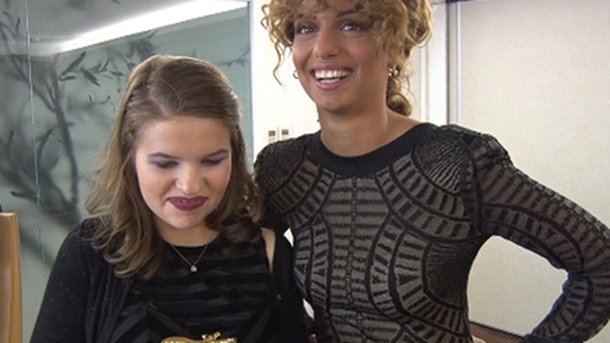 Tal remet l'Award du Meilleur Fan à Charline!