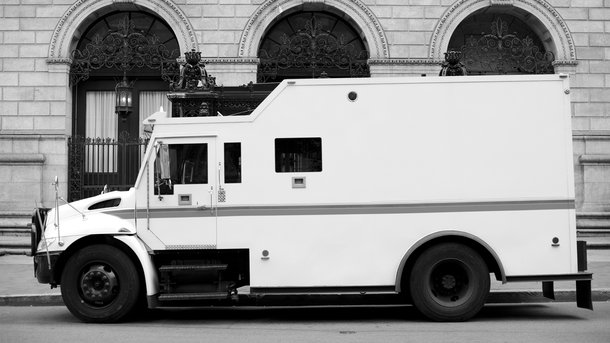 Les infos du Réveil Chérie : un fourgon blindé perd accidentellement des milliers de billets