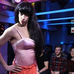 Lundi 9 Mars 2015 Cauet fête la journée de la femme