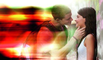 Jonny Weston (David Raskin) et Sofia Black-D'Elia (Jessie) dans Projet Almanac