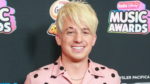 Charlie Puth : une nouvelle coloration blonde pour l’été