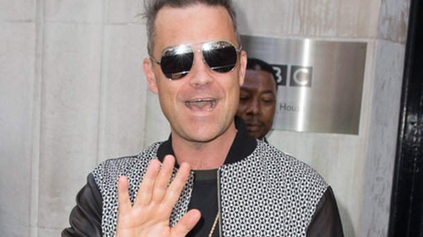 Robbie Williams relève à son tour le mannequin challenge!