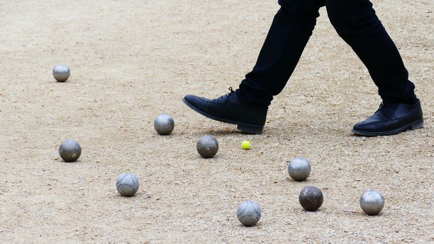 Les infos du Réveil Chérie : un provençal a inventé une technique simple pour ramasser sa boule de pétanque sans se baisser