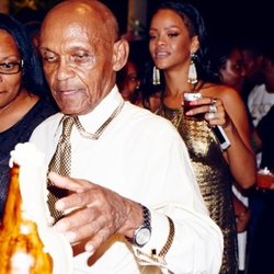 Rihanna: Il a tellement aimé son gâteau ! Il n'arrêtait pas de me demander "tu peux en manger ?" Lol! #bravobirthdaybash #85 merci @withlovebyej pour ce super gateau #Barbados