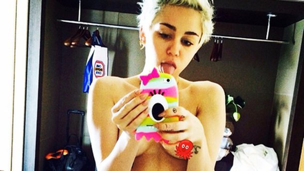 Miley Cyrus enlève encore le haut !