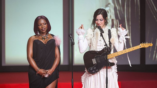 Theodora et Oklou font vibrer Cannes avec les Beatles