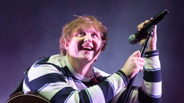"Divinely Uninspired to a Hellish Extent" : un premier album et des records prestigieux pour Lewis Capaldi