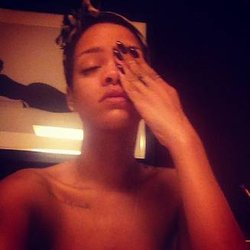 Rihanna trouve son réveil trop matinal