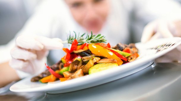 Les infos du Réveil Chérie : Ce chef concocte des plats dignes d’un étoilé dans un Ehpad !