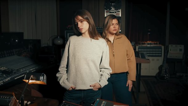 Adèle Castillon et Louane en harmonie sur "Je me demande"