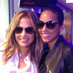 Jennifer Lopez : Moi et my girl @aliciakeys ... On se voit plus tard mama au O2!!!!!! #songbird #liveitup