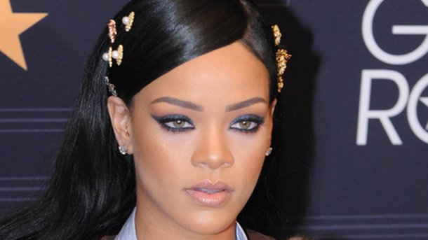 Rihanna fait le buzz à Coachella avec ses looks!