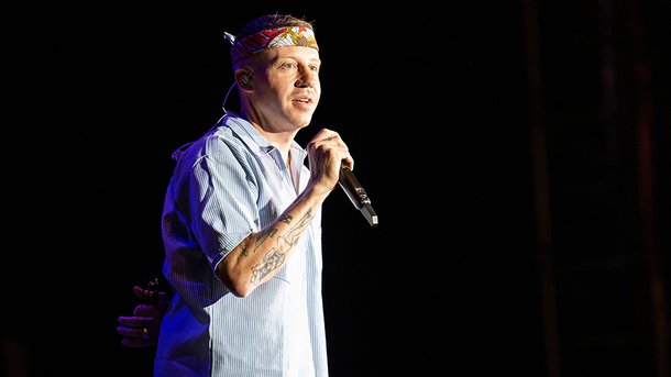 Macklemore dévoile une chanson de Noël «It’s Christmas Time»
