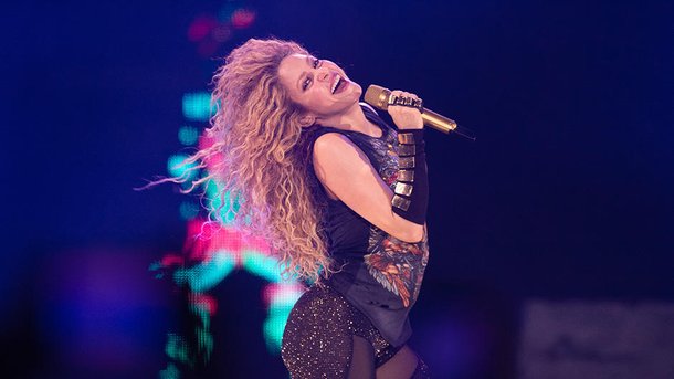 Shakira prend un selfie avec un fan sur scène