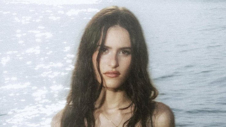 Jeanne annonce la sortie de son EP "Naïri"