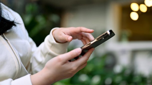 Les infos du Réveil Chérie : scroller sur son téléphone augmente l’ennui selon une étude