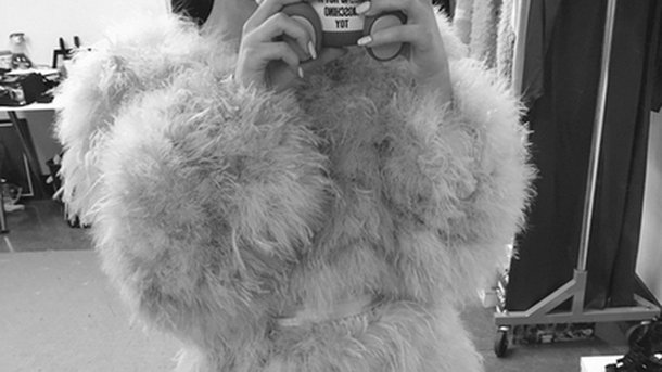 Ariana Grande : les premières images du tournage de «Scream Queens»!