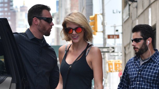 Taylor Swift surprend une fan à son domicile!