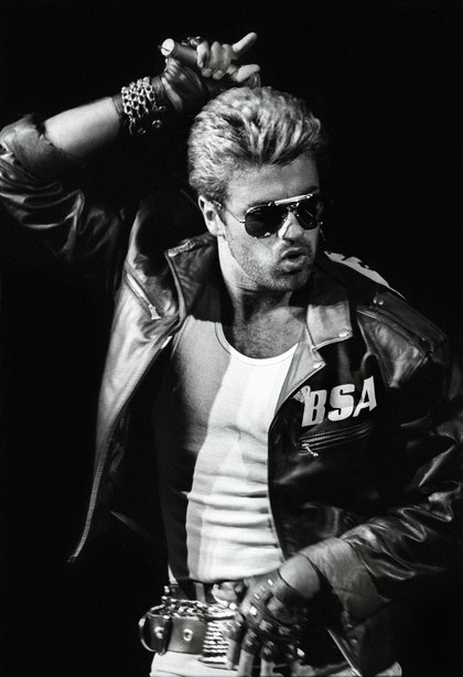 La période "Faith".  George Michael s'éloigne définitivement du style très marqué des années 1980, et choisit une image d'homme viril et sexy, qui va ensuite lui coller à la peau malgré lui