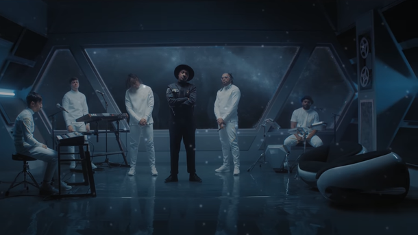Soprano annonce la date de sortie de son album «Chasseur d’étoiles» dans le clip de «Dingue»!