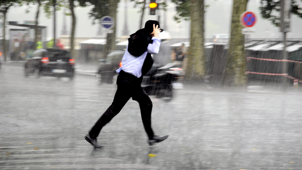 Les infos du Réveil Chérie : Il vaut mieux courir ou marcher pour éviter d’être mouillé ? La science a tranché !