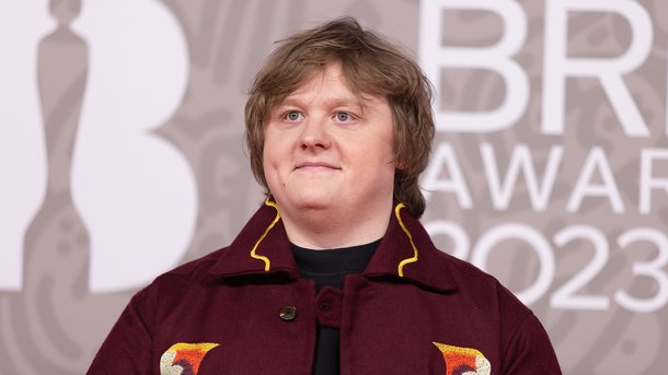 Lewis Capaldi surprend ses fans en plein vol