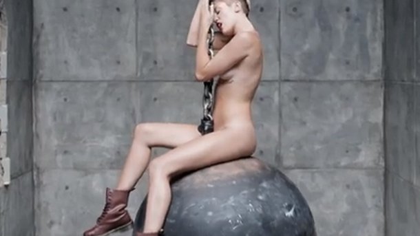 Miley Cyrus : le sulfureux «Wrecking Ball» fête ses 3 ans!