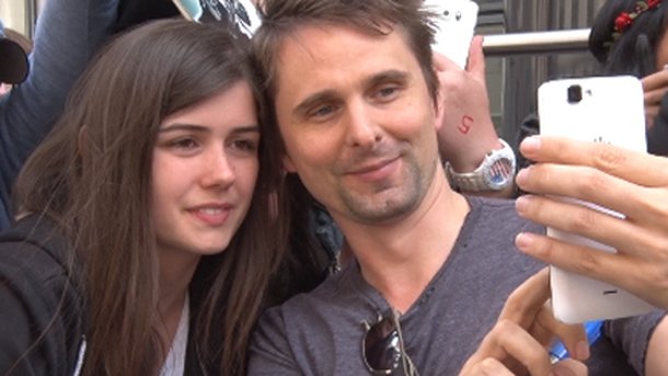 Muse avec leurs fans devant NRJ !