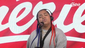 Zoe Wees interprète “Control” en live acoustique dans les studios de Chérie FM