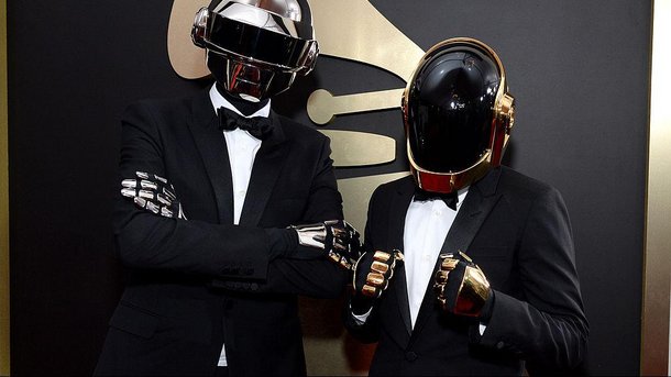 Avant leurs célèbres casques, les Daft Punk portaient des sacs en plastique noirs pour cacher leur visage