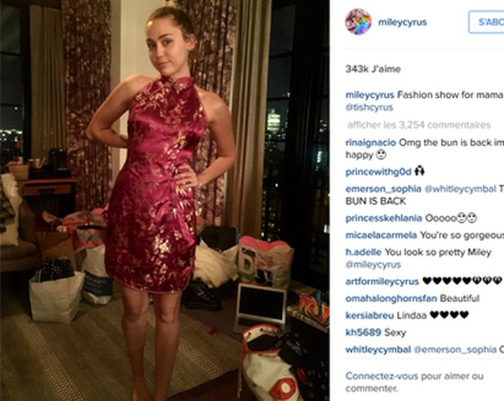 Miley Cyrus fait un défilé de mode pour sa mère