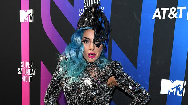Lady Gaga aperçue avec son mystérieux petit-ami au Super Bowl 2020