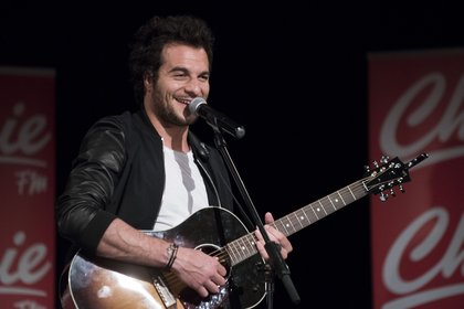 Amir interprète ses plus grands titres sur la scène du concert Pop Love