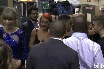 Taylor Swift tire la langue lors d'un baiser entre Justin Bieber et Selena Gomez