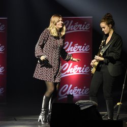 Louane chante en guitare-voix