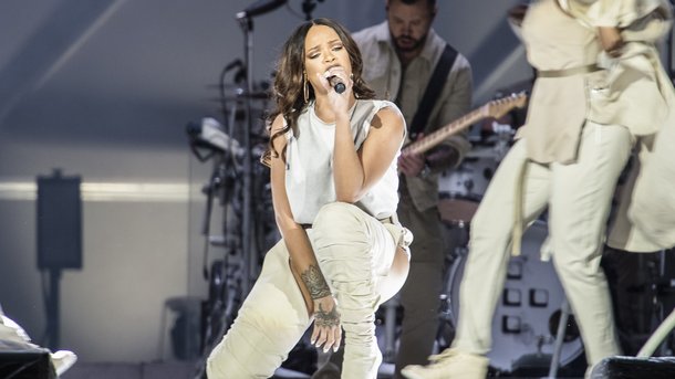 Rihanna de retour sur scène pour la mi-temps du Super Bowl